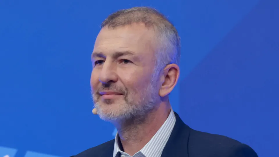 Миллиардер Андрей Мельниченко избежал конфискации энергокомпании СИБЭКО после перевода 32 млрд рублей в образовательный центр «Сириус», что позволило урегулировать претензии Генпрокуратуры. Случай вписывается в более широкую волну перехода активов в собственность государства.