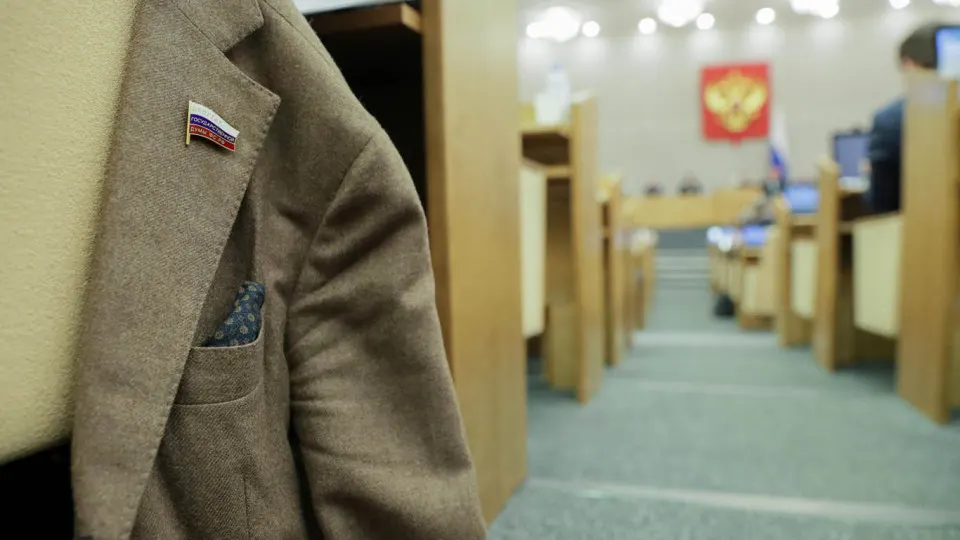 Правительство поддержало инициативу, которая снимает наказания за отсутствие или несвоевременную подачу сведений о доходах региональными депутатами. Поправки требуют доработки, отмечают в отзывах министерств.