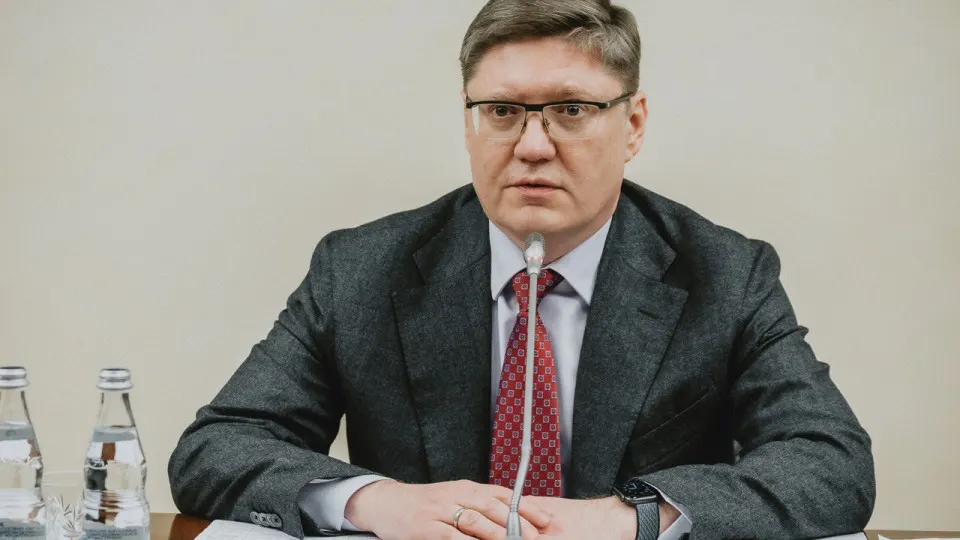 Заместитель руководителя фракции заявил, что перебои с бензином вызваны ударами по НПЗ, пообещал скорое решение проблем и раскритиковал идею национализации. Между тем аналитики фиксируют резкое сокращение переработки, а регионы вводят ограничения на продажу топлива.