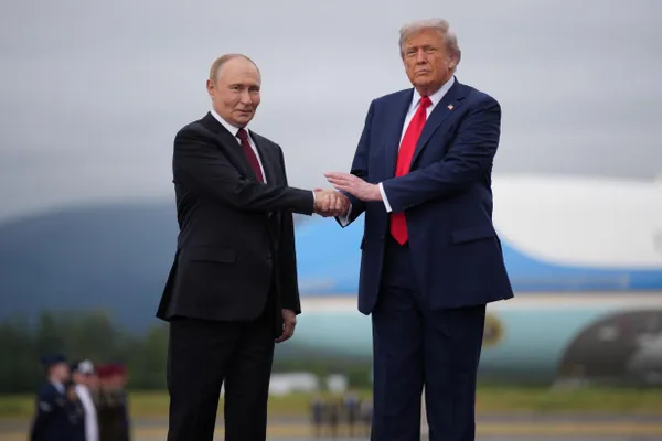 После очной встречи с президентом Украины Дональдом Трампом планирует телефонный разговор с Владимиром Путиным; в центре обсуждения — возможные шаги по прекращению войны в Украине.