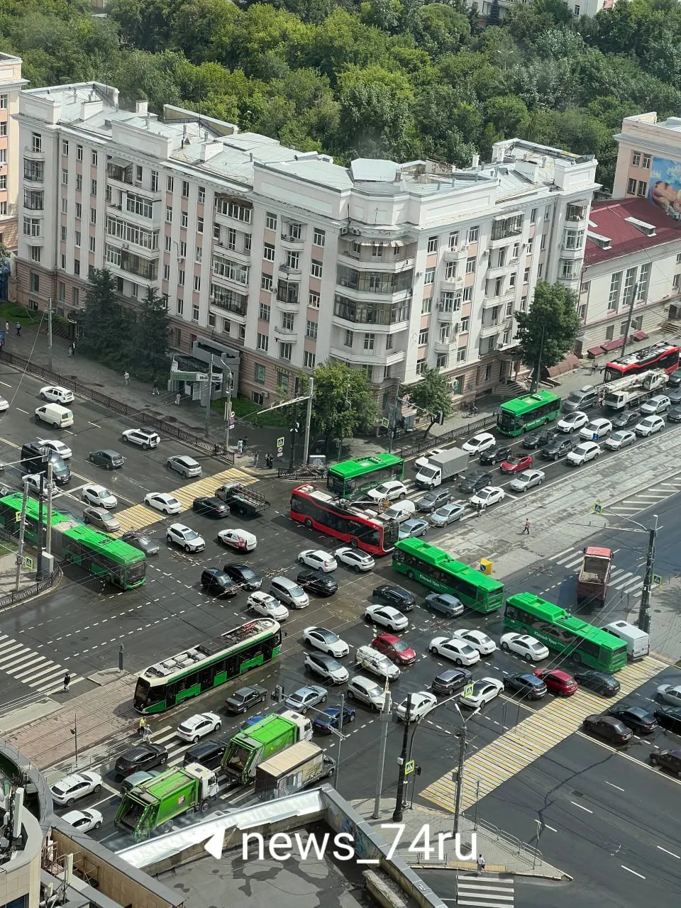 Светофор на участке проспекта Ленина отключился: на месте работает регулировщик, в ГАИ заявили о ремонте — водителям советуют объезжать этот участок.