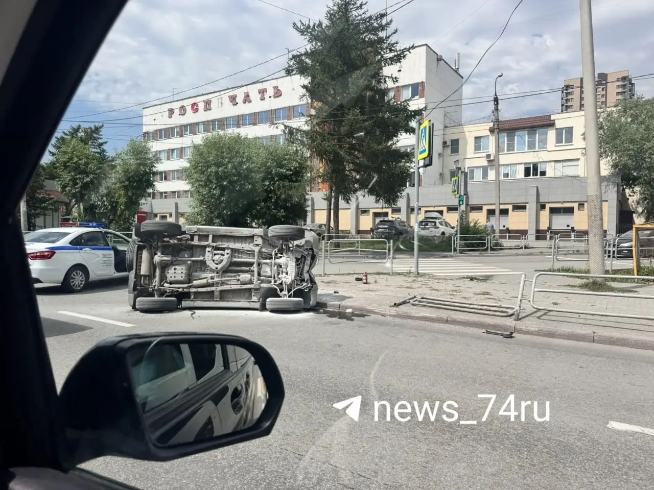 На перекрестке Энтузиастов и Худякова внедорожник Mitsubishi Pajero опрокинулся на бок и столкнулся с забором. За рулём была 22-летняя девушка, пострадавших нет, сообщили в ГАИ.