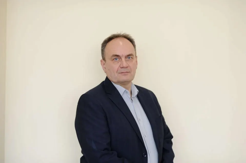 Сергей Галкин покидает пост первого заместителя управделами — контракт будет расторгнут 20 июля 2026 года. Отставку связывают с расследованием незаконного строительства оздоровительного комплекса на территории губернаторской резиденции.