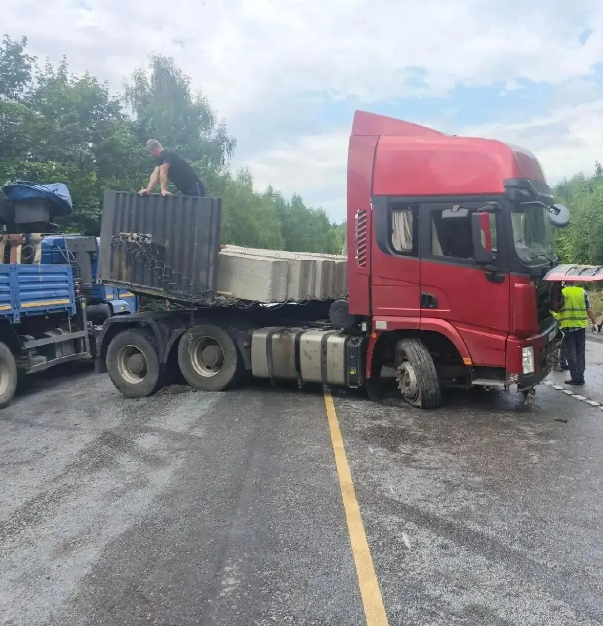 Под Симом на трассе М5 грузовик с полуприцепом столкнулся с ограждением; дорогу временно перекрыли, образовалась пробка длиной около 12–16 км, пострадавших нет.