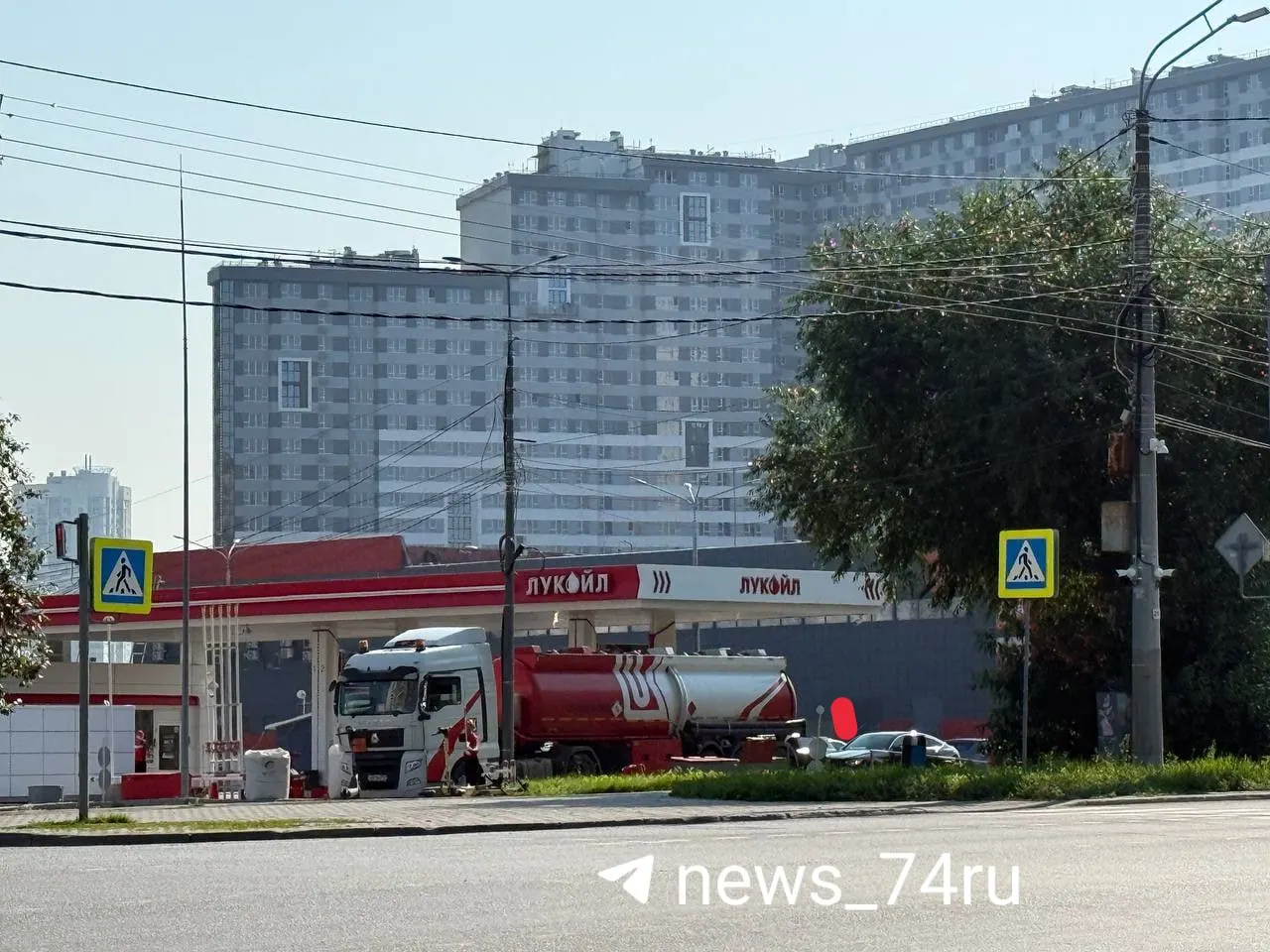 На АЗС на улице Труда (почти напротив зоопарка) подъехал бензовоз, очереди пока нет. Напишите, как сейчас обстановка на заправке.