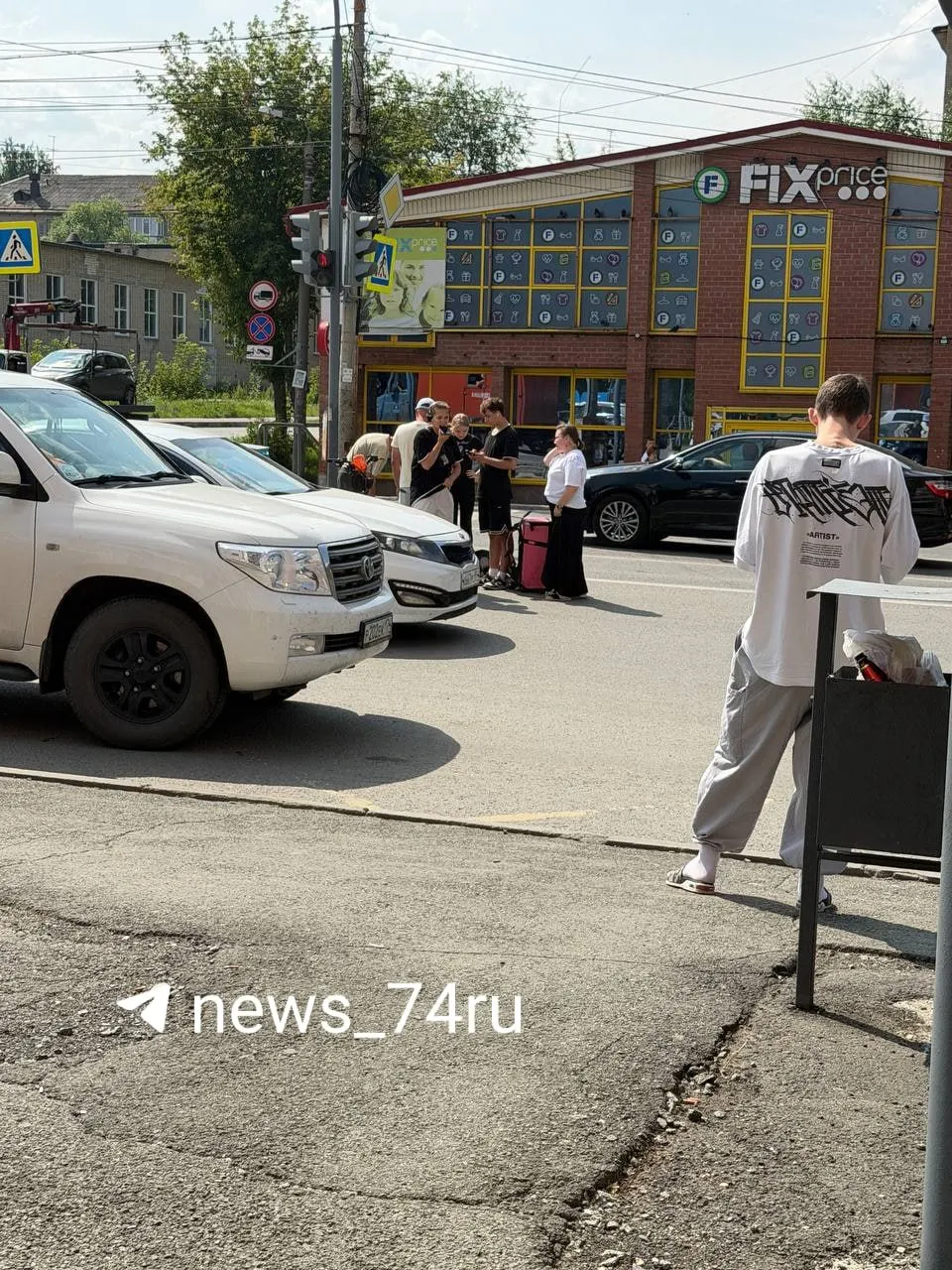 В ГИБДД сообщили, что ребёнка наехал 20‑летний мужчина на электровелосипеде; девочка получила травмы, её состояние уточняется.