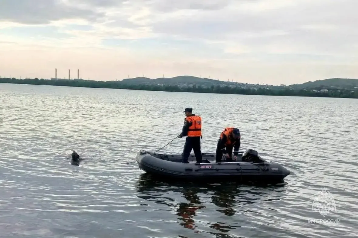 Спасатели вытащили тело с глубины четырёх метров в восьми метрах от берега. Семье оказана психологическая помощь, следствие выясняет обстоятельства.