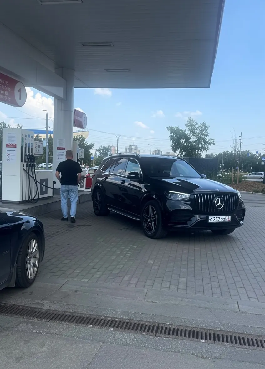 Иномарка с правительской серией номеров проехала мимо очереди на Свердловском проспекте. Водитель заявил, что он «всего лишь служебный водитель» и сообщил о статусе «ветеран СВО».