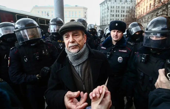 В Хорошевском суде Москвы началось заочное рассмотрение дела против 84‑летнего правозащитника Льва Пономарева. Прокуратура просит 6,5 года колонии и запрет администрирования сайтов на 10 лет.