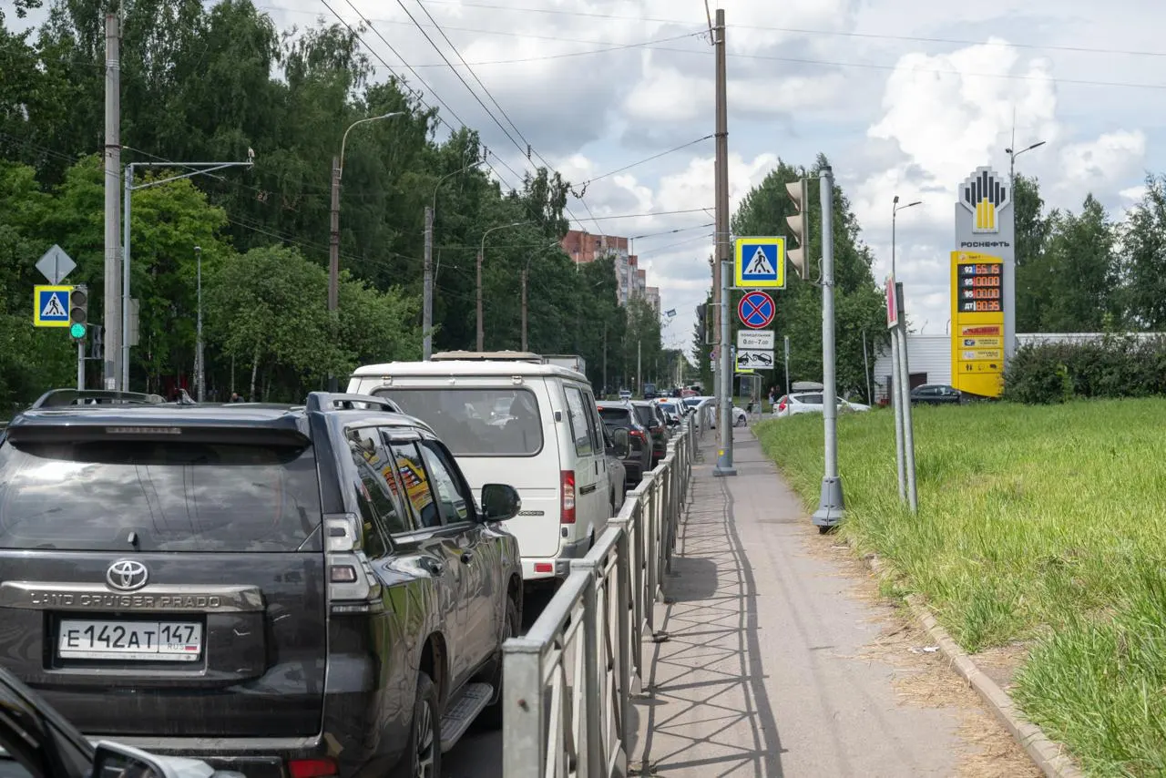 Несмотря на временное разрешение в России оборота бензина Евро‑3, петербургские заправки пока принимают и продают топливо стандарта Евро‑5; на АЗС советуют проверять паспорта качества топлива.