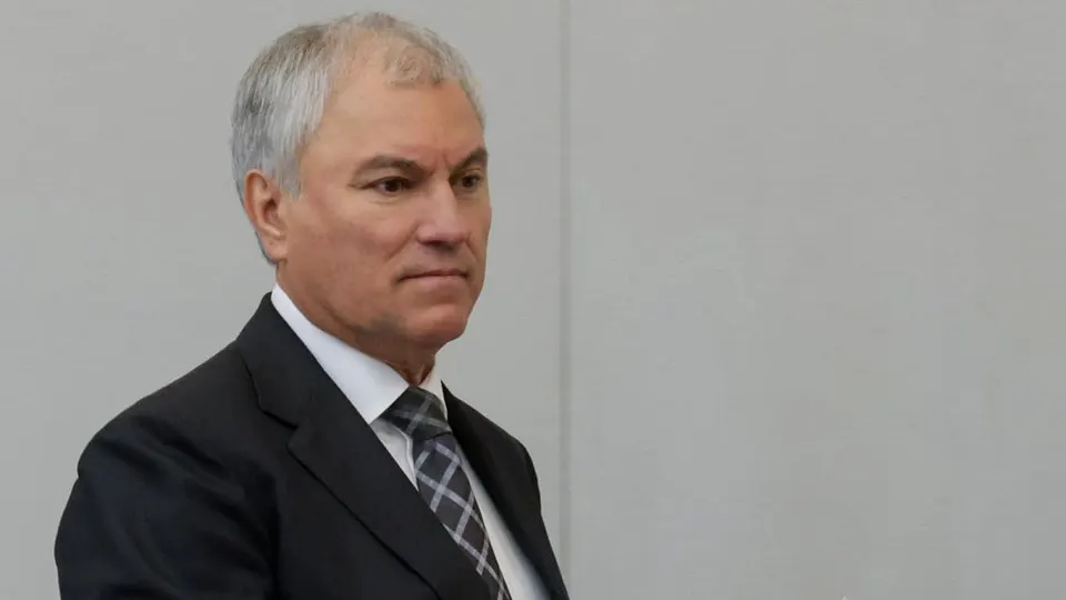 Спикер Госдумы заявил о необходимости приоритетного развития трамвайного сообщения в крупных городах. Глава комитета по транспорту призвал водителей «потерпеть» из‑за очередей на АЗС. Топливный кризис охватил практически всю страну, производство бензина сократилось примерно на 25%.