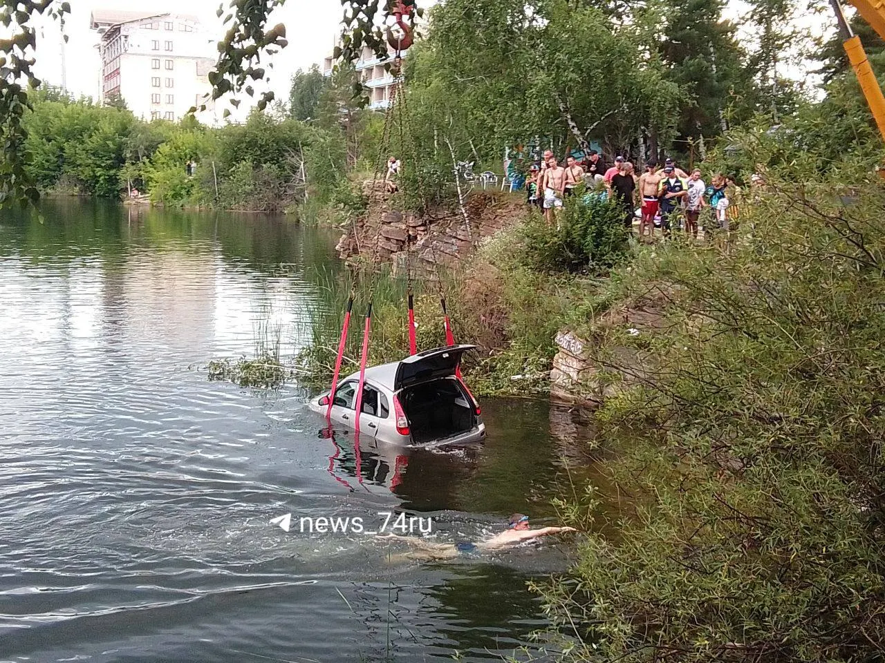 Легковой автомобиль съехал со скалы в воду на Изумрудном карьере. Отдыхающие наблюдали, как машину поднимали краном; по предварительным данным, обошлось без пострадавших.