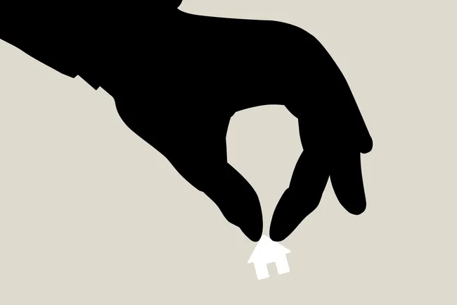 Новый закон позволяет арестовывать имущество уехавших россиян как обеспечительную меру. Краткая инструкция — кто под угрозой, какие есть легальные способы переписать или продать недвижимость дистанционно, какие налоги и риски учесть.