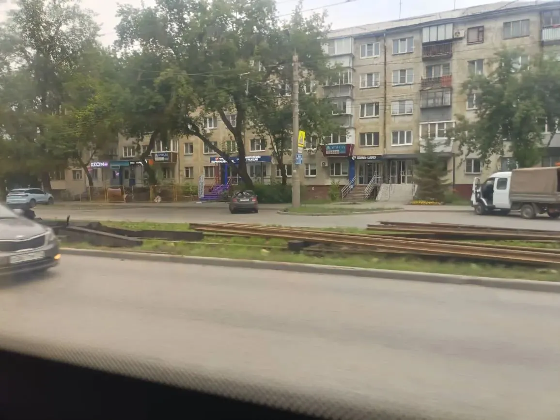 На участке проспекта Гагарина временно сняты трамвайные пути. Движение трамваев приостановлено — работы связывают с плановым ремонтом путей на улице Дзержинского.