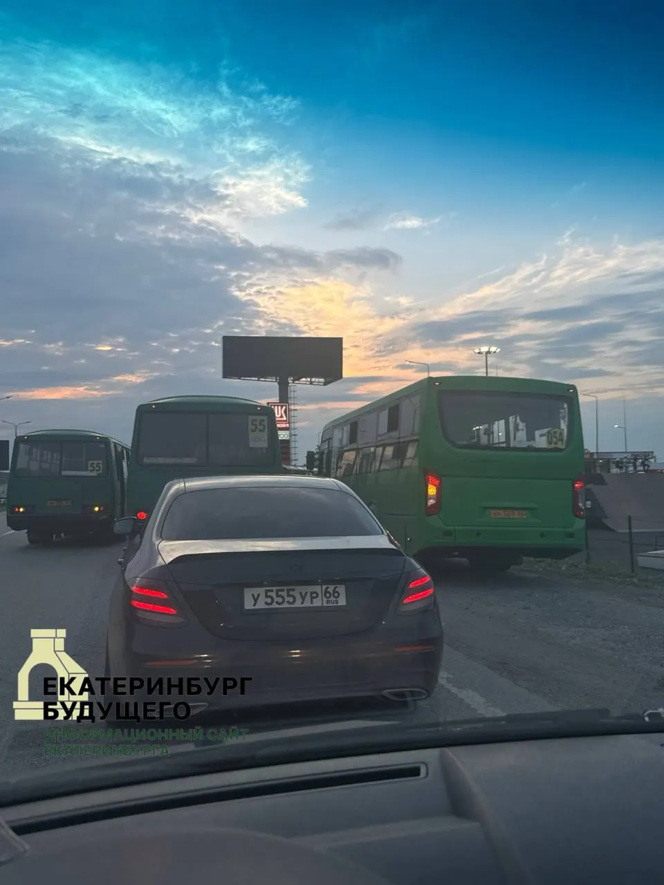 Вице‑премьер Александр Новак заявил, что из‑за ударов по нефтеперерабатывающим заводам около половины мощностей вышло из строя, что привело к дефициту бензина и дизельного топлива и очередям на автозаправках.