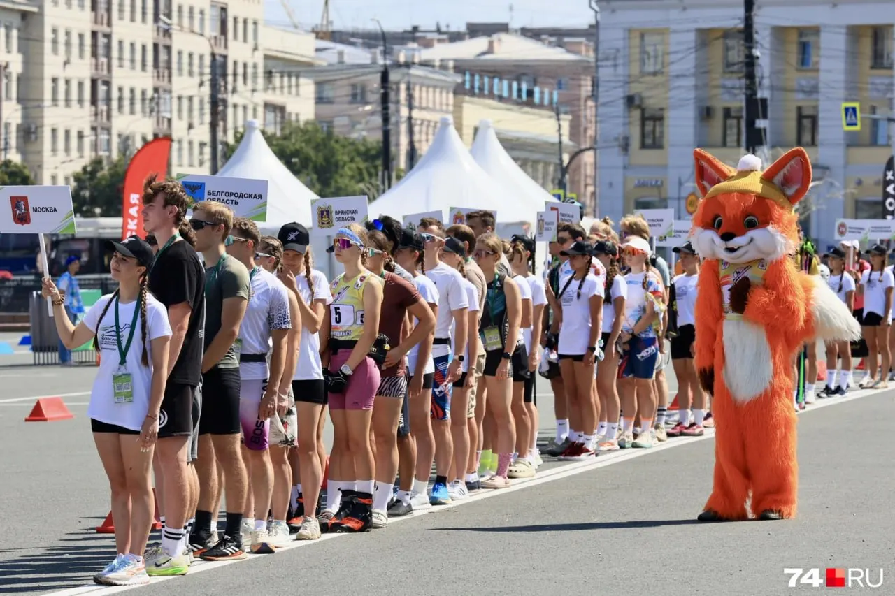 В Челябинске при +30 °C прошёл второй этап Кубка России по лыжным гонкам: спортсмены стартовали на лыжероллерах в спринте на 200 м.
