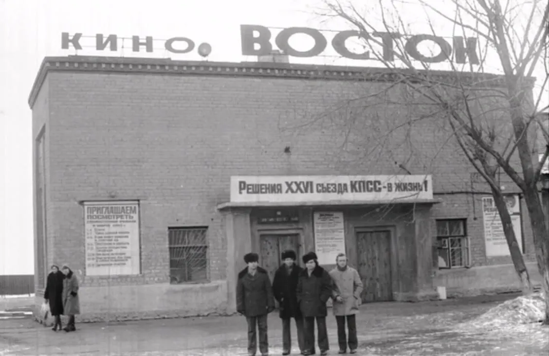 Заброшенное здание у озера Смолино — бывший кинотеатр «Восток» — выставили на продажу. Вспоминаем его историю: от открытия в 1945 году до закрытия в конце 1980-х и последующего запустения.