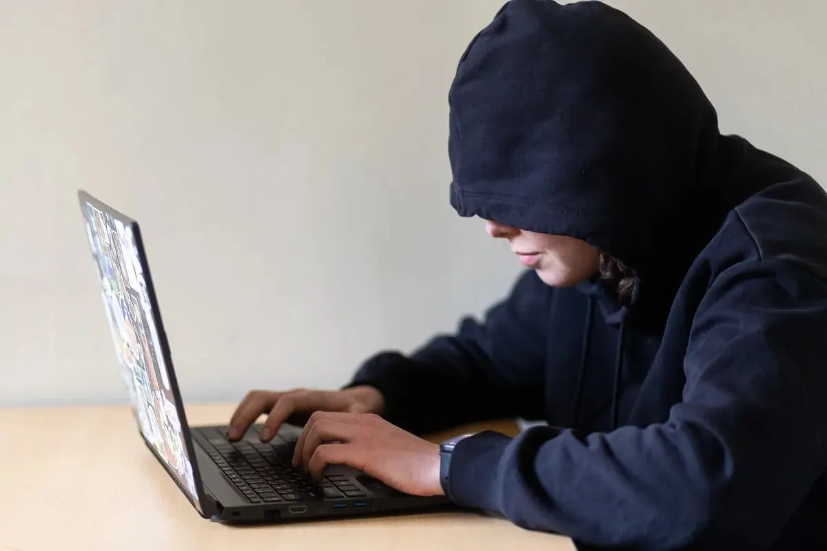 Предлагается через суд ограничивать контакты и приближение навязчивых преследователей; законопроект направлен на оценку в правительство и при принятии может вступить в силу с 1 января 2027 года.