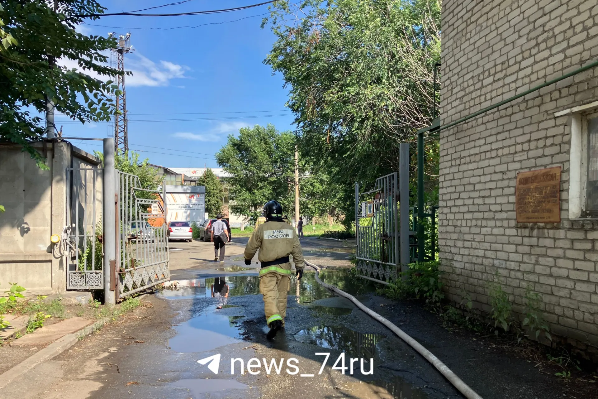 В двухэтажном здании на Красноармейской произошёл пожар: люди самостоятельно покинули здание, на месте работают пожарные, МЧС уточняет детали.