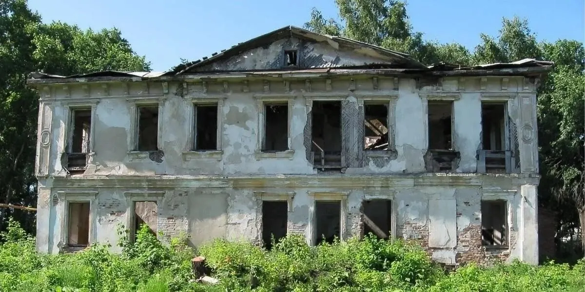 В селе Вишнёвое Тамбовской области на торги выставили двухэтажный дом конца XIX века, связанный с семьёй Плевако. Здание полуразрушено; стартовая цена — 1 рубль, ключевое условие продажи — реставрация в установленные сроки.