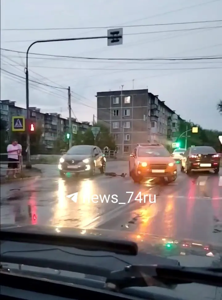 Вечером на перекрёстке Барбюса и Гончаренко 67‑летний мужчина на электросамокате столкнулся с автомобилем Subaru и получил травмы. Обстоятельства ДТП выясняются.