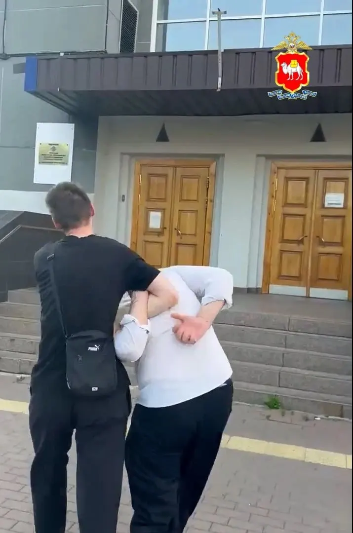 В центре Челябинска посетитель бара поджёг паспорт. В отношении 19‑летнего возбудили уголовное дело по статье об надругательстве над государственными символами РФ (ст. 329 УК РФ).