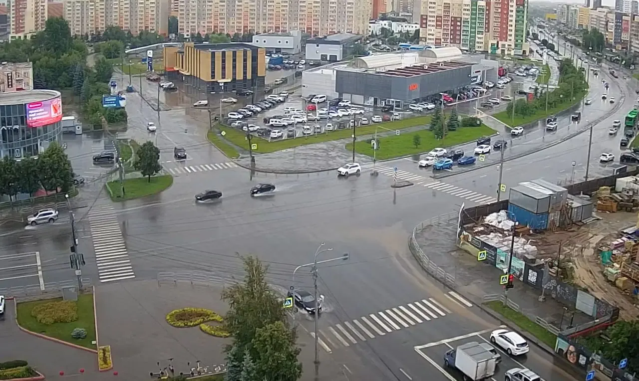 Дождь накрыл северо‑западные районы: осадки уже прекратились, но на дорогах остались лужи. Пишите, если где‑то появились подтопления.