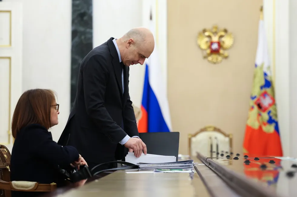 За одно решение, принятое за несколько дней, Минфин теперь сможет увеличивать бюджетные расходы и занимать сверх действующих лимитов. Это снижает прозрачность фискальной политики, повышает риски для бизнеса и ведёт к росту дефицита и долговой нагрузки.