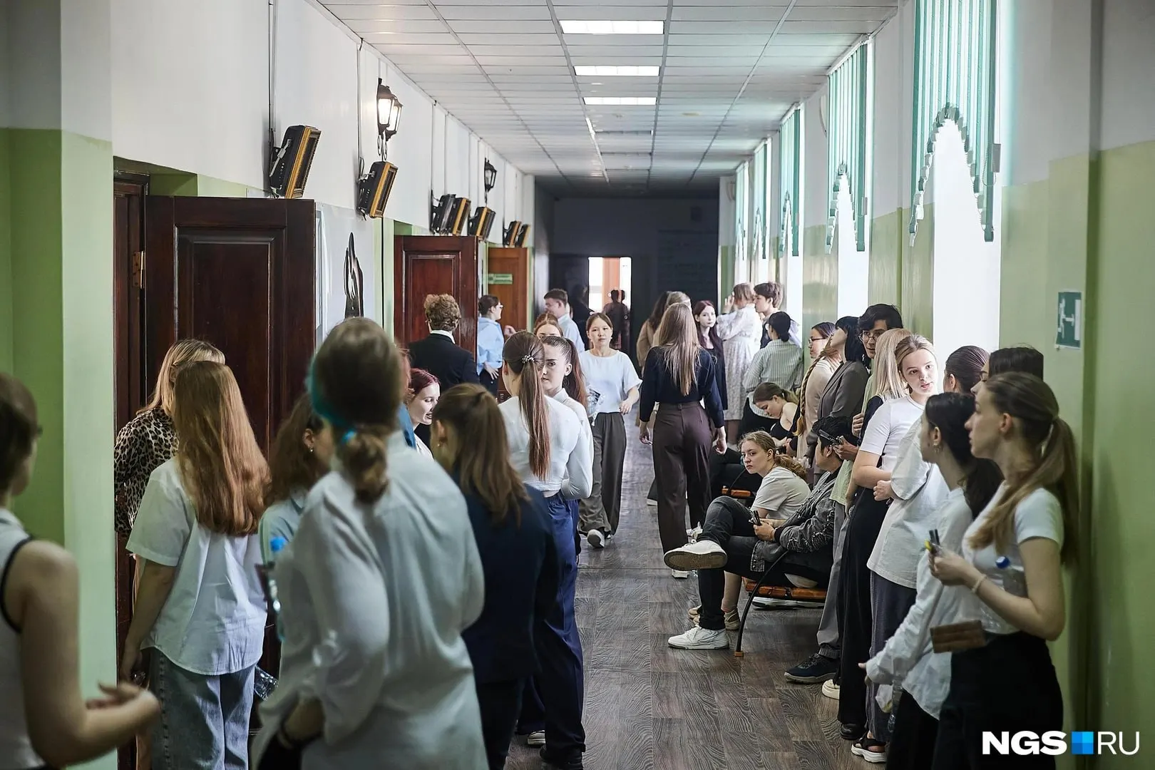 Обязательное принятие в 10-й класс сохраняется, но на практике не всех сразу размещают. В Челябинске на новый учебный год открыли больше мест, чем планировалось — что делать родителям, если школы переполнены.