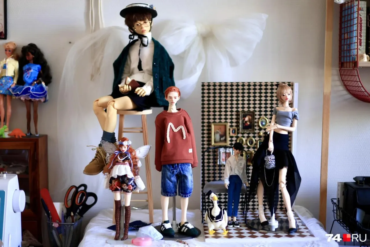 Марина из Челябинска производит авторские шарнирные куклы BJD, которые находят покупателей в разных странах. Каждая работа — самостоятельный персонаж с характером; изготовление занимает дни и требует ювелирной точности, а цены доходят до сотен тысяч рублей.