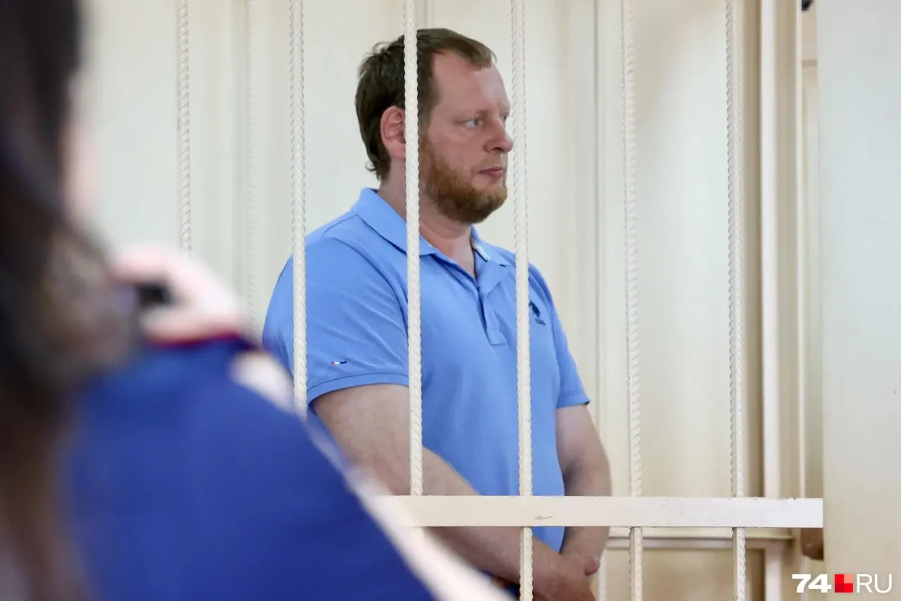 Вахатов платил банковским сотрудникам, чтобы ускорить выдачу кредита в 1 млрд рублей на строительство таунхаусов на Увильдах. Суд сохранил арест на имущество до выплаты штрафа.