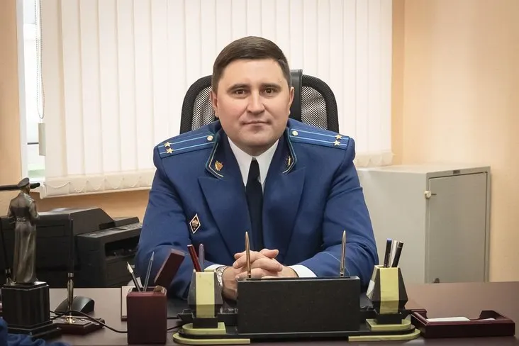 ФСБ задержала Сергея Путяйкина — бывшего начальника управления прокуратуры по обеспечению участия прокуроров в гражданском и арбитражном процессе. Его доставили в суд для решения вопроса об аресте. Ему предъявлены обвинения в получении взятки в особо крупном размере и превышении полномочий; за несколько недель до задержания он был уволен.