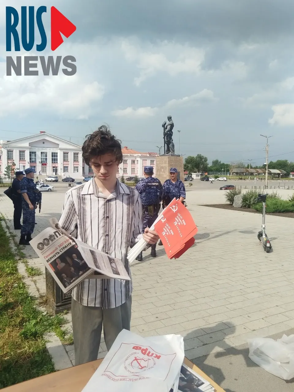 Прокуратура вручила организатору пикета КПРФ в Магнитогорске предостережение о недопустимости нарушений закона об «экстремизме». Акцию согласовали на окраине, а за двумя участниками следили сотрудники Росгвардии.