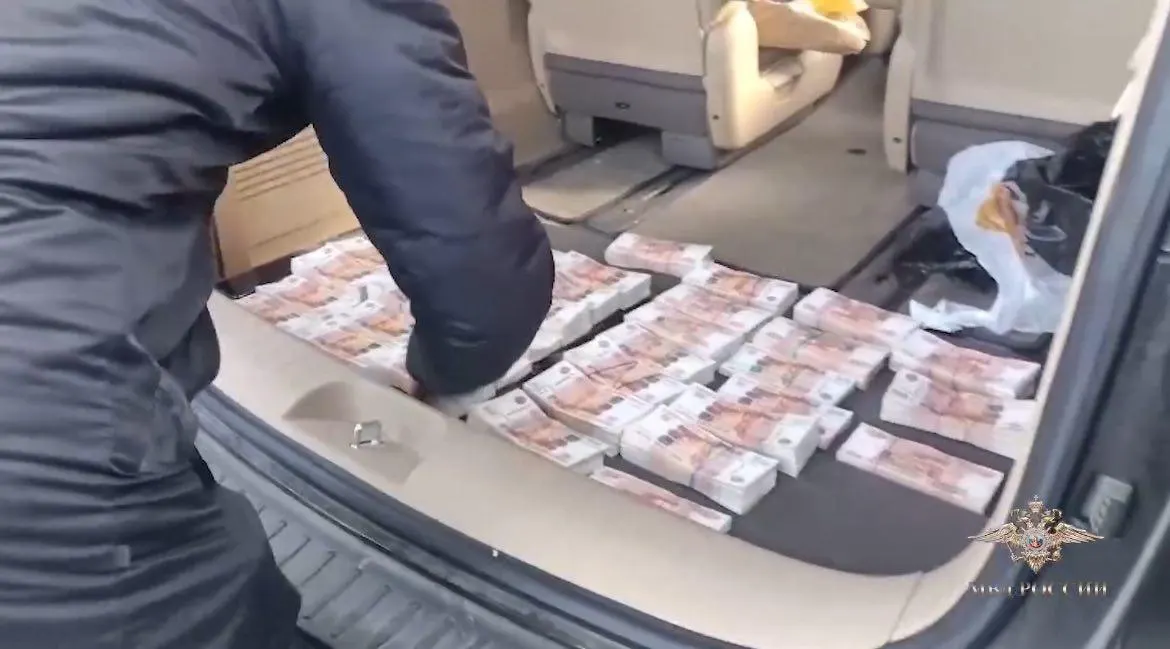По версии следствия, участники незаконной банковской схемы с сентября 2023 по декабрь 2024 года получили более 3 млрд рублей; по делу проходят 10 человек, на их имущество наложен арест.