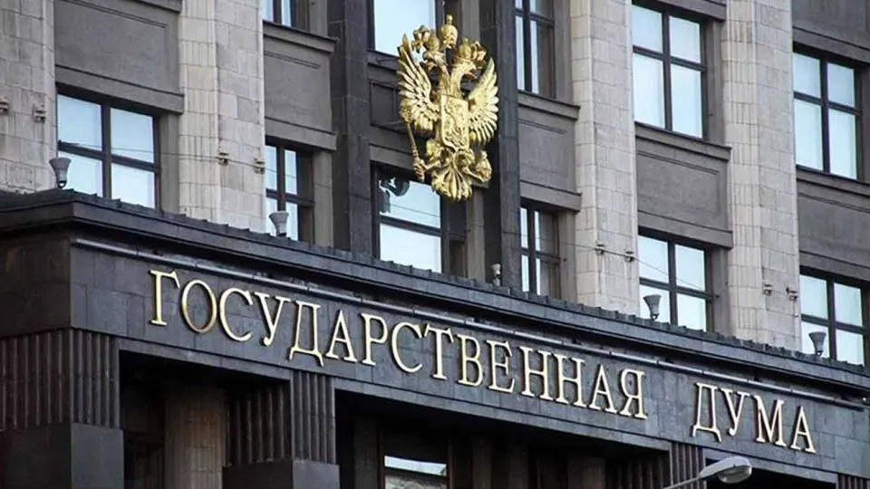 Закон позволяет ограничивать опционы на обратный выкуп по сделкам с инвесторами из недружественных стран, заключённым после 22 февраля 2022 года; решение будет принимать арбитраж по инициативе нового владельца или профильного министерства.