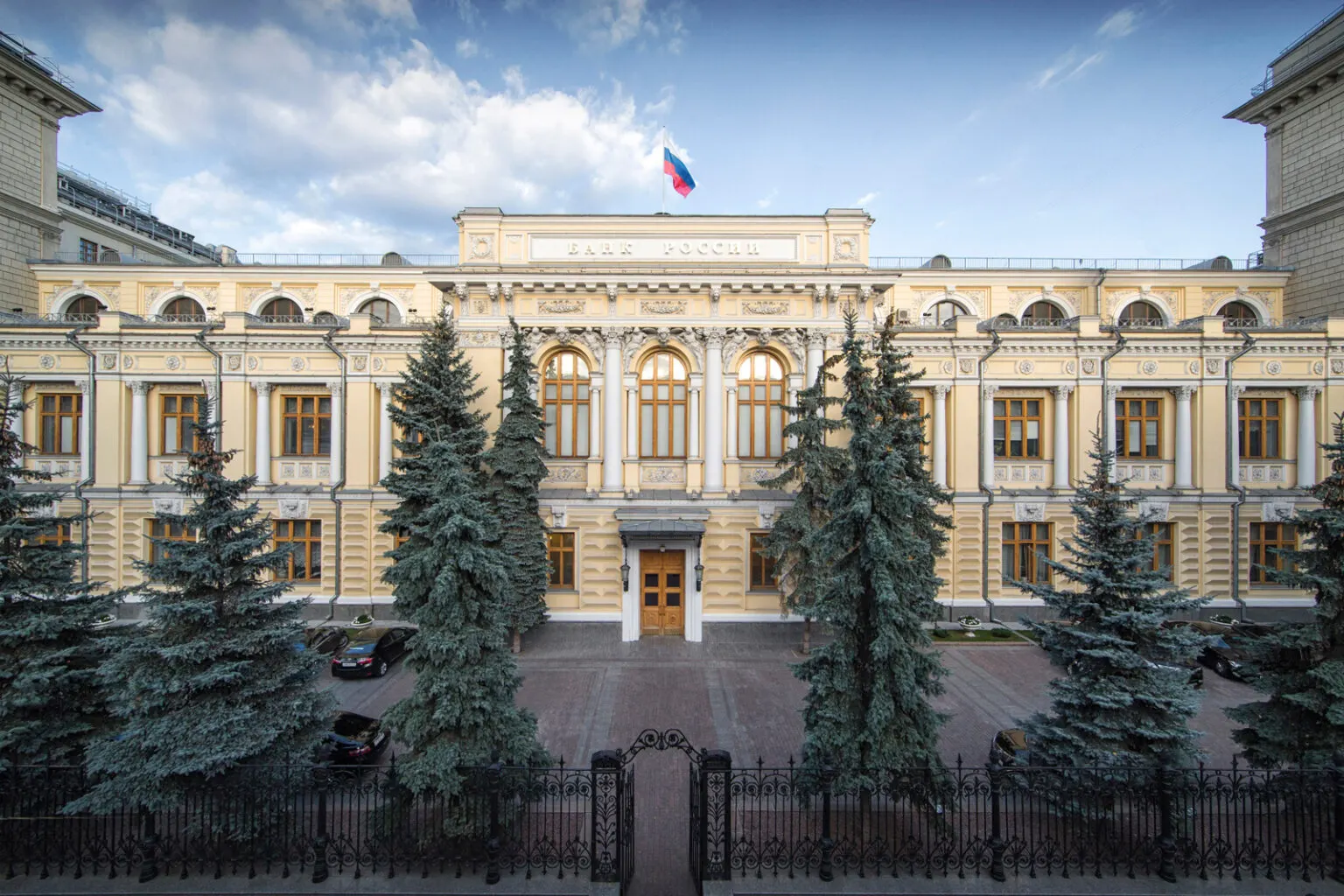 Банк России в новом среднесрочном прогнозе допустил нулевой рост экономики в 2026 году и ухудшил оценки по госфинансам — инфляция ожидается на уровне 6–7%, дефицит бюджета может стать рекордным с начала пандемии.