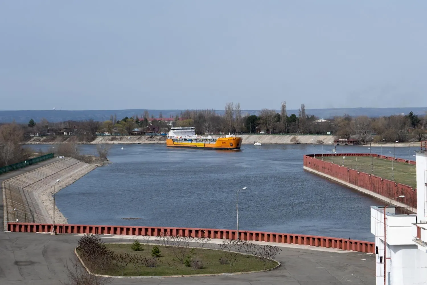 Навигация по каналу, связывающему Дон с Азовским морем, остановлена после ударов беспилотников по десяткам судов; это может затронуть значительную долю экспорта пшеницы и ухудшить снабжение топлива в Крыму.