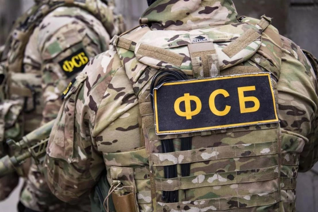 В ФСБ сообщили о задержании предполагаемых исполнителей и изъятии более двух десятков FPV‑дронов и оборудования. По версии ведомства, беспилотники забрасывали в брянские районы, затем перевозили вглубь страны и собирали в гаражах у аэродромов.