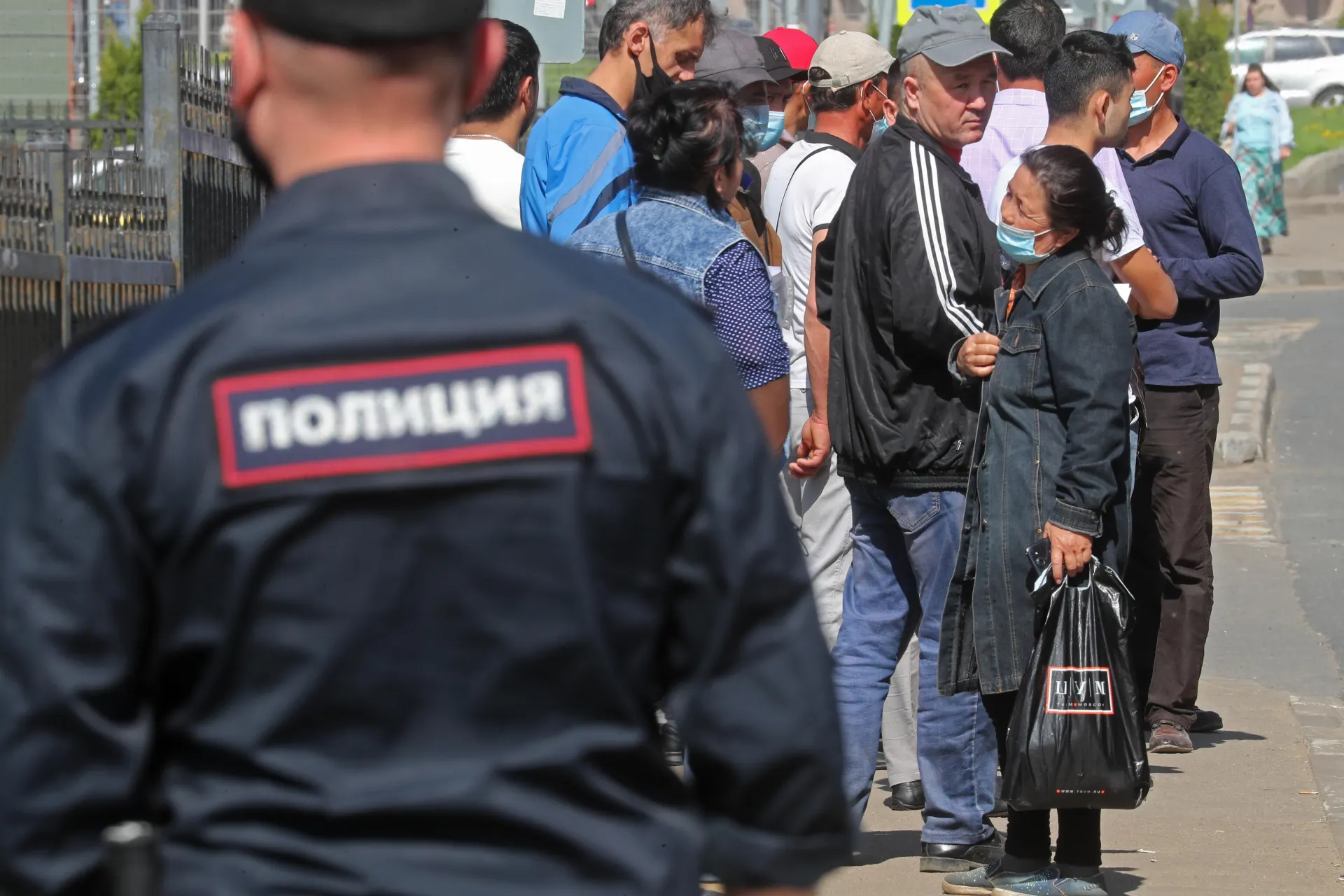 Правительство подготовило поправки ко второму чтению закона об обязательной депортации: в перечень оснований для безальтернативного выдворения предлагают включить дискриминацию и неповиновение пограничнику.