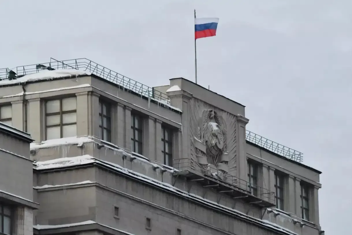 Депутаты во втором и третьем чтениях приняли поправки, по которым право иностранца работать в России будет зависеть от подтверждённого дохода, достаточного для содержания себя и иждивенцев. Введены требования по отчётности, авансовым платежам и особые минимумы для высококвалифицированных специалистов.