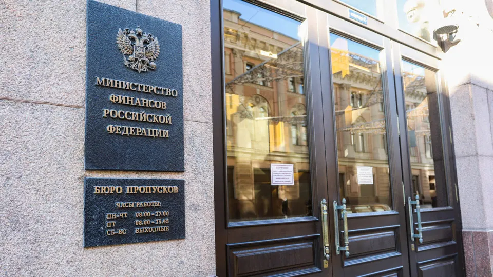После 2022 года бюджет перешёл к устойчиво дефицитной модели: госдолг вырос на 68%, обслуживание займов стало четвёртой по величине статьёй расходов, а дефицит может увеличиться до 7 трлн рублей к концу года.