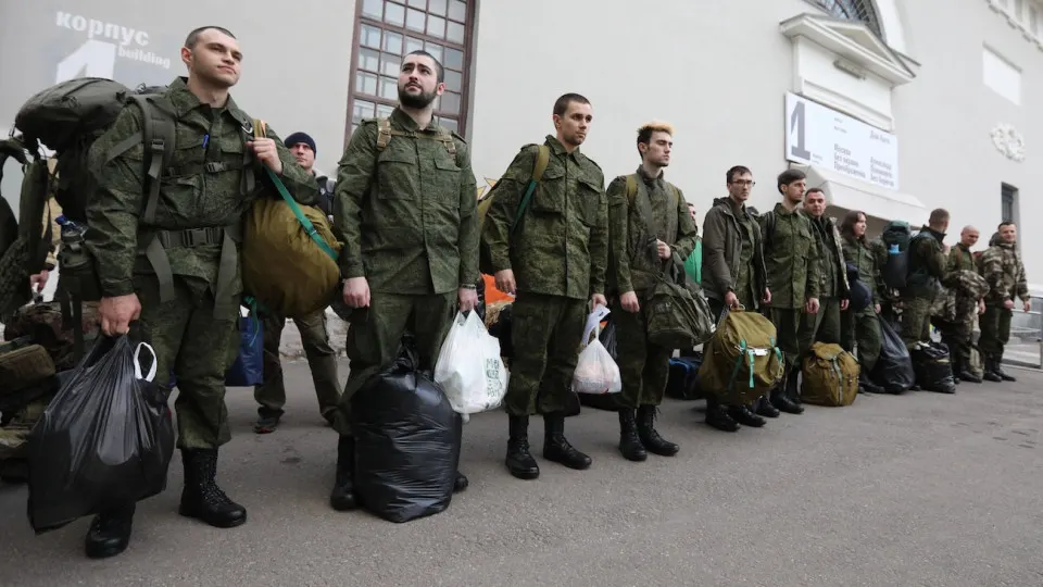 Компании и госструктуры разместили тысячи объявлений о поиске специалистов по воинскому учёту и мобподготовке — многие вакансии появились за последнюю неделю, зарплаты — от 15 до 150 тыс. рублей.