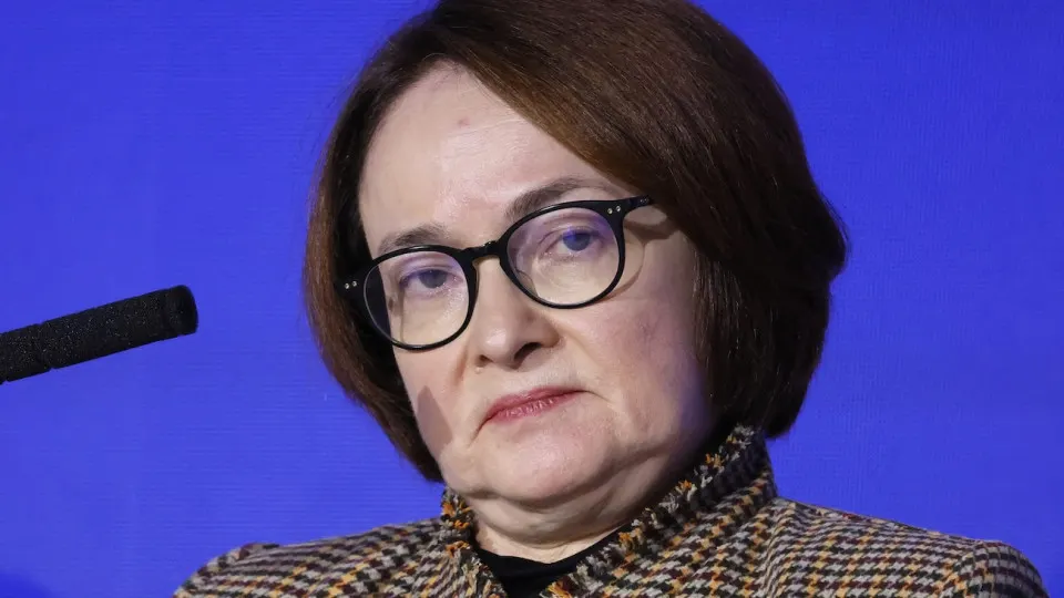 Ускорение инфляции и дефицит топлива повышают вероятность роста ключевой ставки: межбанковский рынок уже торгует заметно выше «ключа», а годовая топливная инфляция бьёт рекорды.
