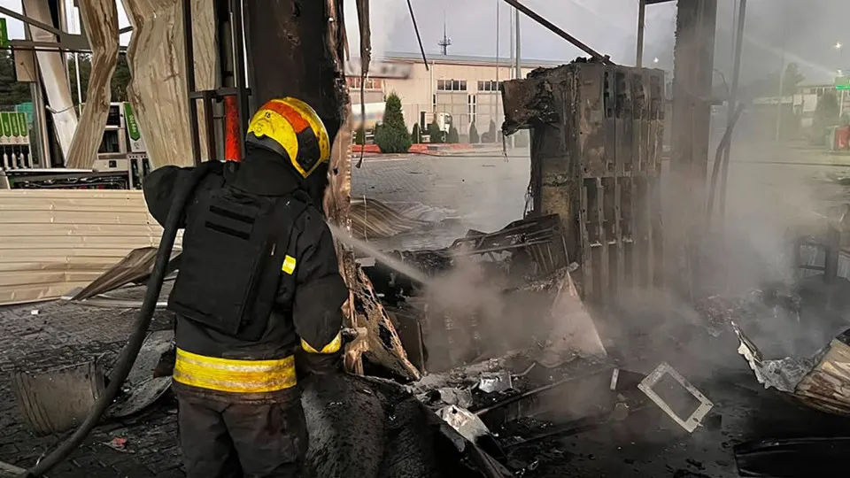 Ночной налёт беспилотников повредил автозаправки в Днепропетровской области и привёл к жертвам. Параллельно в России усугубился дефицит топлива: падение производства, рост цен и экстренный импорт.