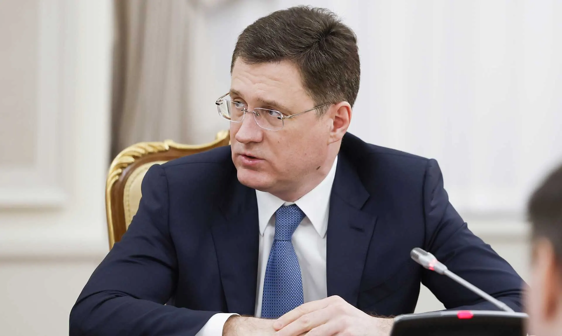 Зампред правительства Александр Новак заявил, что в целом в стране достаточно бензина и дизельного топлива; отдельные перебои на заправках связаны с логистикой и оперативно устраняются.