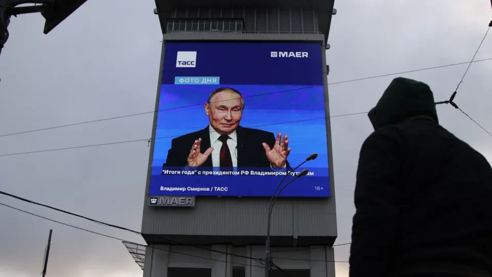 ВЦИОМ зафиксировал резкое недельное снижение уровня одобрения президента на фоне дефицита бензина и ухудшения экономической ситуации.