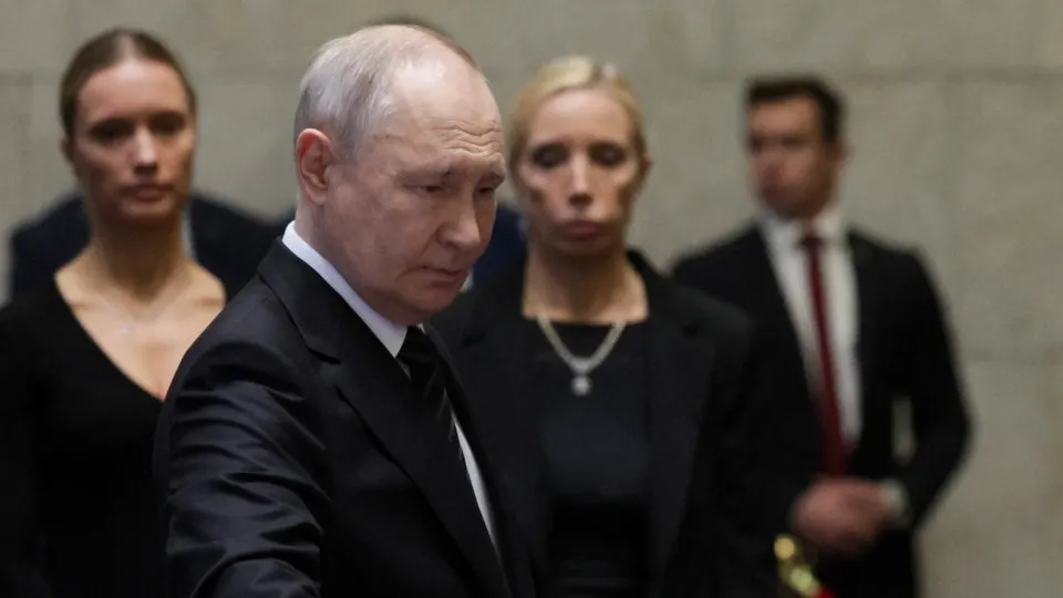 Несколько собеседников, близких к Кремлю, считают, что президент РФ может усилить военные операции на Донбассе в ближайшие месяцы, несмотря на призывы к прекращению огня и экономические риски.
