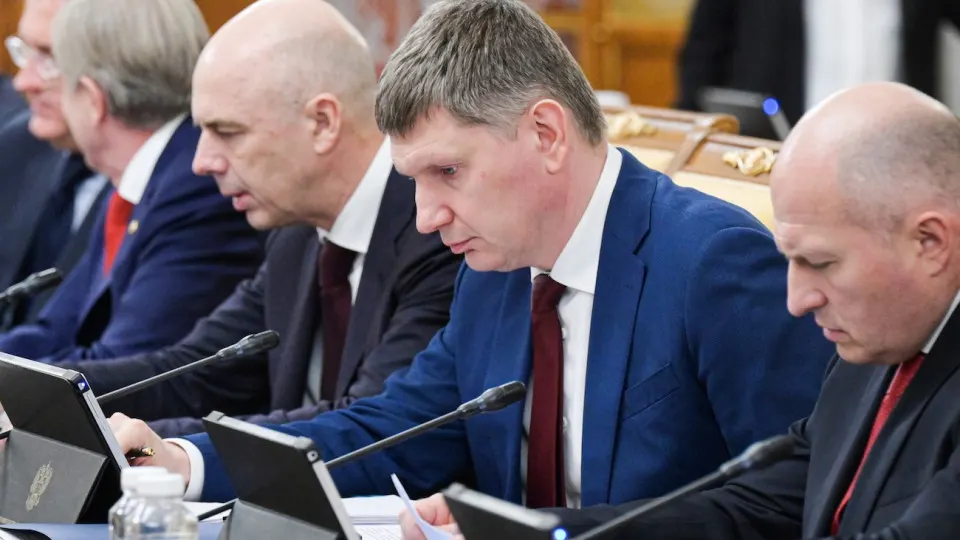 По предварительным оперативным данным, ВВП РФ за январь–май 2026 вырос всего на 0,2%. Промышленность и инвестиции показывают стагнацию, а падение цен на нефть и проблемы в топливном секторе усиливают риски для бюджета и инфляции.