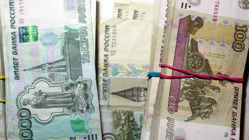 В июле россияне снова массово снимают наличные: объем «кэша» в обращении значительно вырос, банки наращивают займы у Центробанка, а доля проблемных кредитов растёт — это повышает риски для стабильности сектора.