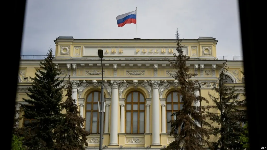 Центральный банк России включил Bitcoin, Ethereum и Tether USDT в перечень криптовалют, доступных к публичному обращению на биржах. Для неквалифицированных инвесторов установлен годовой лимит 300 тысяч рублей через каждого посредника — брокера, криптообменник или управляющего; квалифицированные инвесторы могут покупать без ограничений. Закон о цифровых валютах вступит в силу 1 сентября 2026 года.